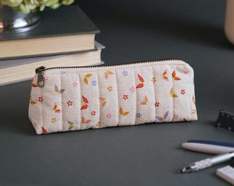 Estuche acolchado para lápices y gafas: flores de cerezo japonesas y mariposas - Estuche de papelería con cremallera hecho a mano.