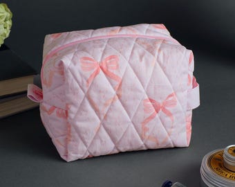 ¡Neceser acolchado tipo caja con bonitos lazos rosas hecho a mano!