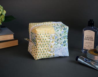 Bolsa MINI cuadrada acolchada de patchwork para picnic de primavera hecha a mano / Organizador de artículos de tocador