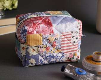 ¡Bolsa de maquillaje cuadrada con diseño acolchado y retazos coloridos!