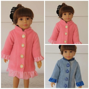 Puede incluir: Dos muñecas con abrigos rosa y azul con mangas con volantes y cierres de botón. Las muñecas tienen el pelo castaño y llevan conjuntos a juego.