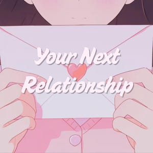 Puede incluir: Ilustración de estilo anime con un sobre rosa con el texto "Your Next Relationship" y un corazón. El sobre es sostenido por una persona, con una suave combinación de colores rosa y blanco.