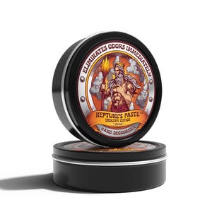 Könnte beinhalten: Zwei schwarze Dosen Hand-Deodorant Neptune's Paste. Die obere Dose hat ein Etikett mit einer Illustration von Neptun, der eine Fackel hält, mit dem Text "Eliminiert Gerüche sofort" und "Smoker's Edition".