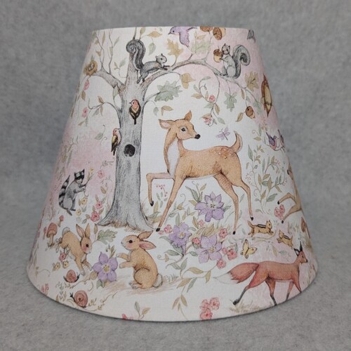 Abat-jour représentant un animal de la forêt.  Pépinière. Renard, écureuil, cerf, lapin, oiseau, fleurs, arbres. Créatures. Les stores mesurent 9,5 x 5 po. x 7 po. de haut