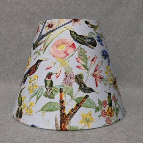 Colibri, abat-jour à fond bleu clair.  Oiseaux.  Éclat.  Brillez.  Des arbres.  Fleurs. Les stores mesurent 9,5 x 5 po. x 7 po. de haut