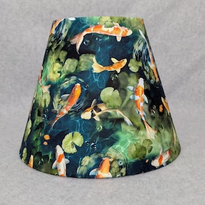 Pantalla para lámpara de estanque koi. Hermosos peces. Realista. Peces asiáticos. Japonés. Las pantallas miden 24,1 x 13,7 x 18,8 cm de alto.