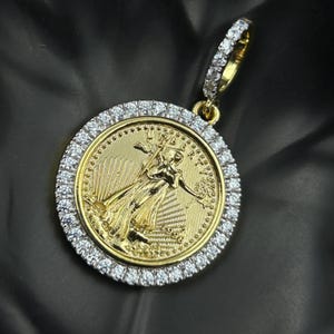 Colgante de moneda de hip hop de 3 quilates con diamantes creados en laboratorio para hombre, chapado en oro de 14 k, con acabado brillante, regalo para él, colgante de rapero, colgante Liberty.