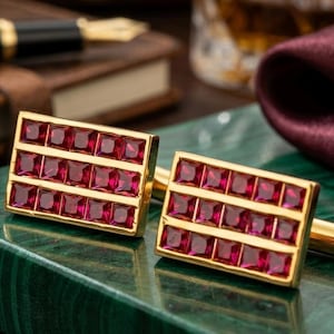 Manchetknopen voor heren met een 3-karaats prinsesgeslepen, in het laboratorium vervaardigde rode robijn, verguld met 14-karaats geelgoud, edelsteenmanchetknopen, 925 sterling zilver, cadeau voor hem