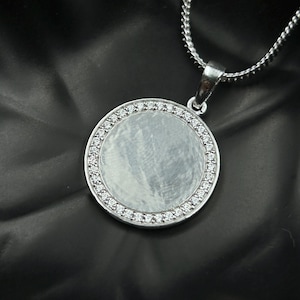 Colgante redondo personalizado de diamante creado en laboratorio de 2,5 quilates con baño de oro de 14 k en plata 925, halo, collar con grabado personalizado, regalo para él