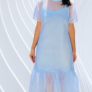 Schiere High Neck Himmelblau Organza Kleid Rüschensaum – Schiere Maxikleid – Outfit für besondere Anlässe – Hochzeitsgast Kleid – Abschlussball oder Feiertagskleid