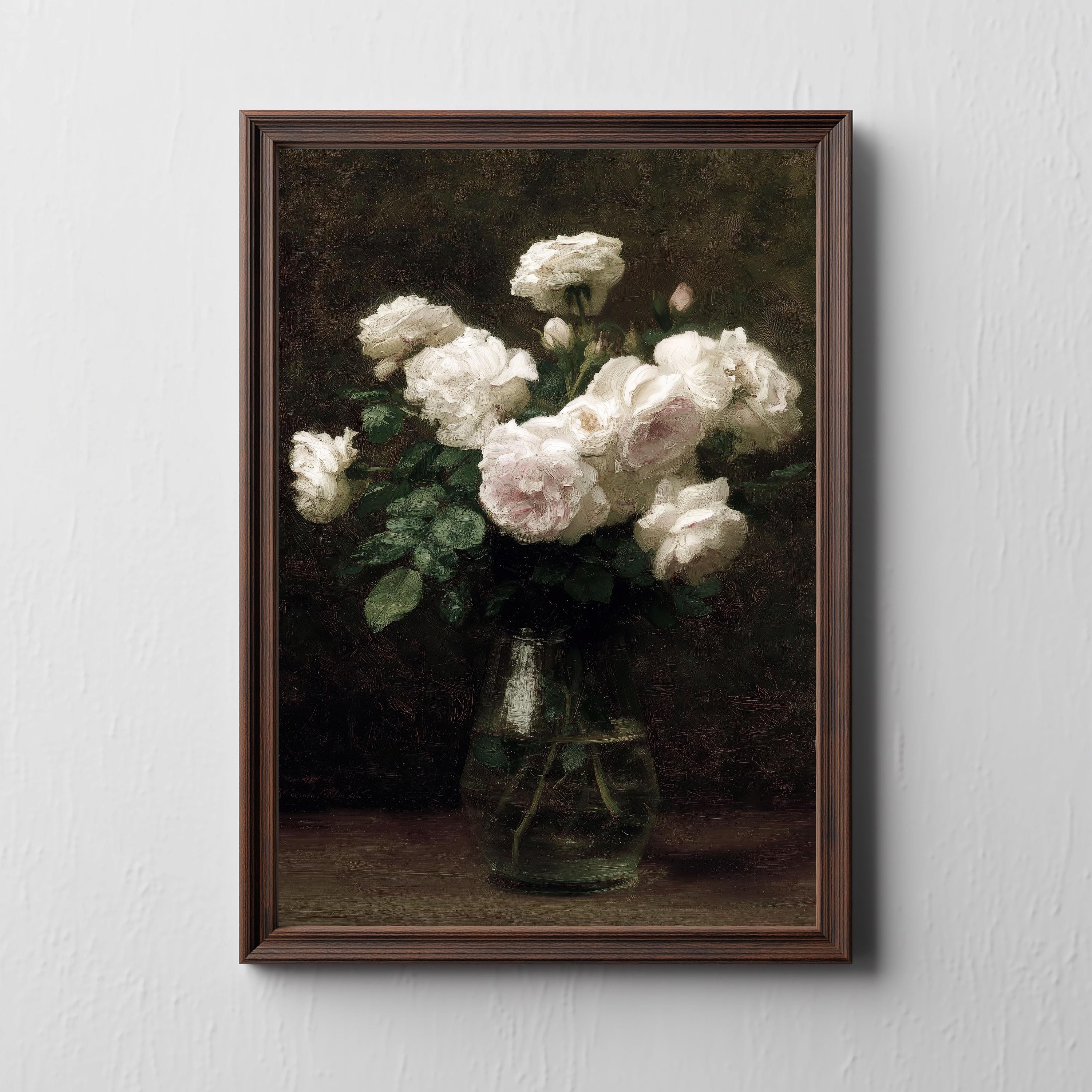 ガラスの花瓶に入った白いガーデンローズ｜ヴィンテージフローラル