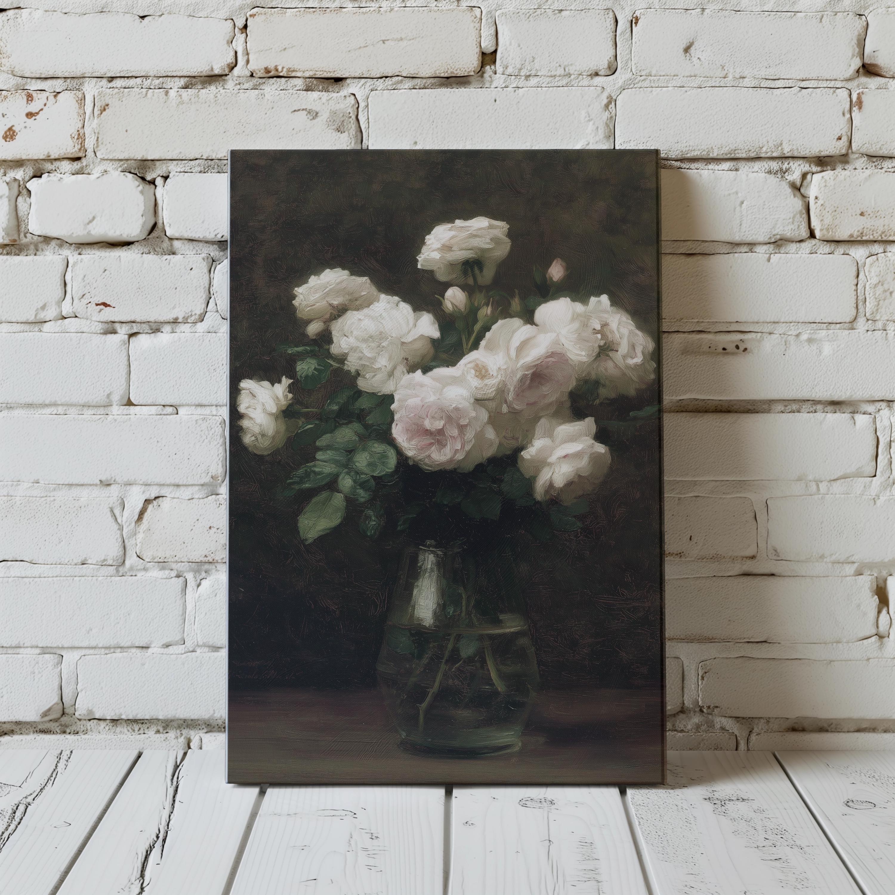 ガラスの花瓶に入った白いガーデンローズ｜ヴィンテージフローラル