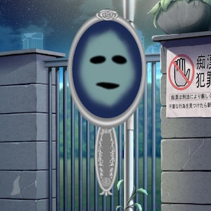 Puede incluir: Un letrero ovalado con un gráfico de cara azul en un marco plateado está montado en un poste. Está frente a una valla metálica y un letrero con texto japonés y un símbolo de no tocar. El fondo muestra un cielo nocturno y edificios.