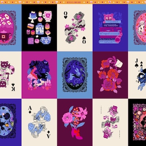 Peut inclure: Un panneau de tissu coloré avec des illustrations de cartes à jouer fantaisistes. Les cartes présentent des personnages et des objets variés, tels qu'une théière, des gâteaux, un chat et un lapin, dans un style artistique et vibrant. Le panneau est multicolore.