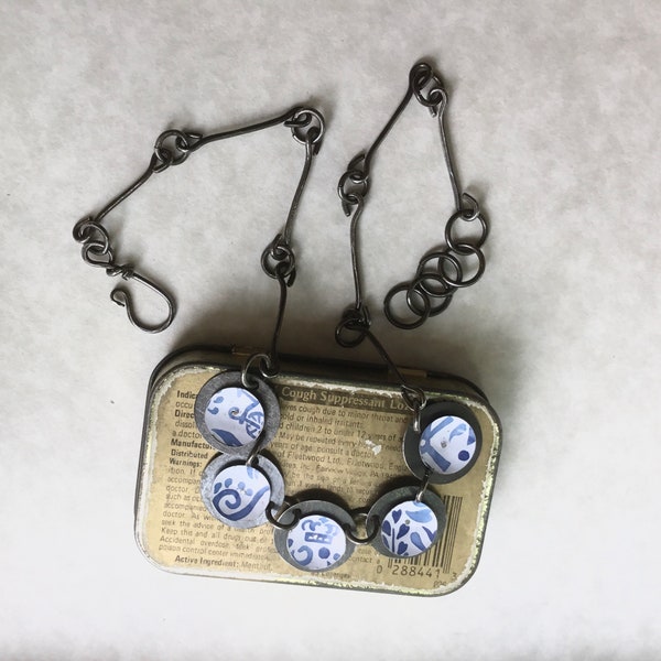 Blauw en wit Tin Disc Chocker, handgemaakte stalen ketting, 10e verjaardag, Urban Industrial Chic