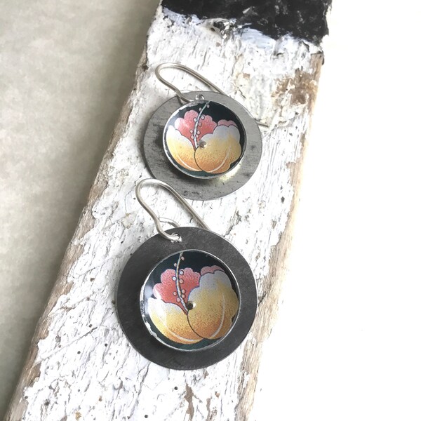 Pink Flowers Tin Disc Oorbellen, Sterling Ear Wires, Vintage Tin, 10th Anniversary