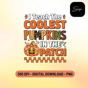 Pode incluir: Um design gráfico com o texto I Teach The COOLEST PUMPKINS IN THE PATCH em letras laranja com padrões. Uma abóbora de desenho animado sorridente com um laço xadrez encontra-se abaixo do texto, acompanhada por pequenas estrelas e folhas.
