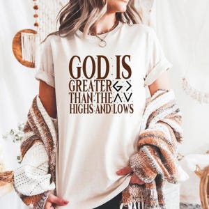 Gott ist größer als die Höhen und Tiefen Shirt, Komfort Farben Christliches T-Shirt, Bibel Vers T-Shirt, Jesus Zitat Shirt, Glaube Grafik T-Shirt