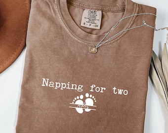 Camiseta personalizada Comfort Colors® "Siesta para dos", anuncio de embarazo, regalo de embarazo, regalo para baby shower, futura mamá