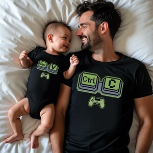 お揃いのゲーマーパパTシャツ、おもしろCtrl C Ctrl Vファミリー衣装、パパと赤ちゃんのゲームセット、オタクなパパと赤ちゃんへのギフトアイデア