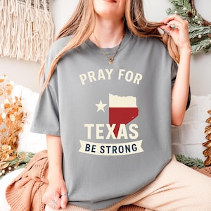 テキサスのために祈るTシャツ、テキサス・ストロング洪水災害救援コンフォートカラーズ®Tシャツ、ヒルカントリー洪水サバイバーTシャツ、テキサスのために祈るTシャツ