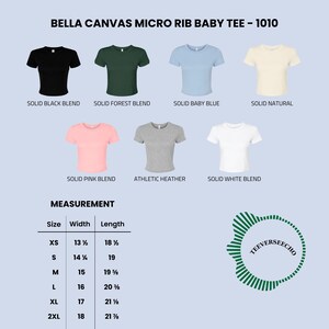 K&ouml;nnte beinhalten: Produktbild mit Bella Canvas Micro Rib Baby Tees in verschiedenen Farben: Schwarz, Waldgr&uuml;n, Babyblau, Natur, Rosa, Grau und Wei&szlig;. Ma&szlig;e f&uuml;r Gr&ouml;&szlig;en XS bis 2XL, mit Breiten von 34 cm bis 45,7 cm und L&auml;ngen von 47 cm bis 55,6 cm.