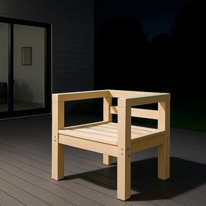 Può includere: Sedia da esterno in legno chiaro con seduta a doghe e braccioli. La sedia è costruita con giunzioni a vista e poggia su un terrazzo grigio. Lo sfondo è scuro, suggerendo un'ambientazione serale.