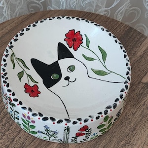 Handmade Ceramic Cat Bowl with Black Cat and Fish Motif, Cute Paw Print Pet Dish for Food or Water, Durable Monochrome Cat Lover Gift