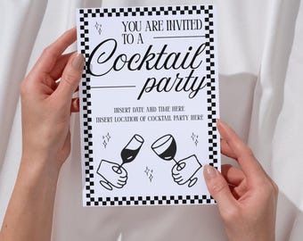 以下が含まれることがあります： 2つの手で持たれた白黒のカクテルパーティーの招待状。「YOU ARE INVITED TO A Cocktail party」のテキストと、日付、時間、場所を挿入するスペースがあります。ボーダーは白黒の市松模様です。