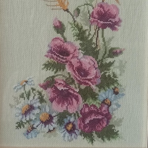 Flores Silvestres – Arte de Parede Bordada à Mão em Ponto Cruz com Moldura