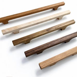 Nowoczesne, smukłe, niskoprofilowe uchwyty do szuflad z drzwiami drewnianymi