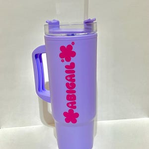 Daisy Day personalisierte Vinyl Decal.I kann 100 von Designs.Senden Sie mir mit Ideen.Sticker für Tassen oder jede glatte Oberfläche.KOSTENLOSER VERSAND