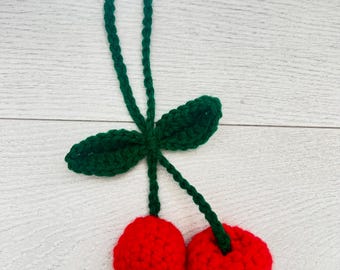 Gehaakte tasbedel kersen | Handgemaakt sleutelhangeraccessoire, levendig rood fruitdetail