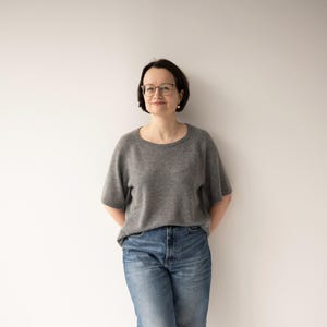 Dünnes graues Luxus Kaschmir Strickshirt mit kurzen Ärmeln - Frauen Strick-Shirt - Weiche handgefertigte Kaschmir Wolle Bluse - Gestricktes oversized Top