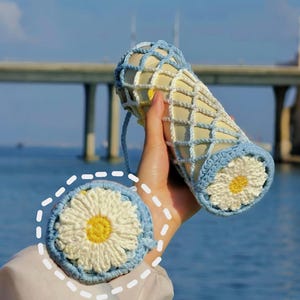 PDF + vidéo Modèle de porte-boissons au crochet fleur marguerite, porte-bouteille, porte-gobelet au crochet, breloque de sac fleur pliable, manche pour gobelet, sacs