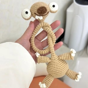 Op de afbeelding: Een set van drie keramische mokken met een gespikkelde, matte afwerking. De mokken zijn in crème, lichtgrijs en donkergrijs. Elke mok heeft een eenvoudig, minimalistisch ontwerp.