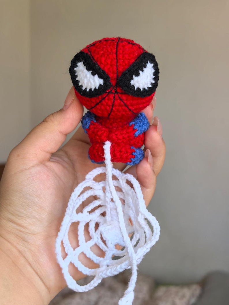 Spider-Man virkmönster, mönster för bilhänge, amigurumi superhjälte, virkad nyckelring, spegelberlock, nybörjarvirkning, plyschleksak, PDF bild 4
