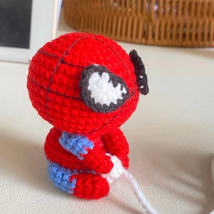 Spider-Man virkmönster, mönster för bilhänge, amigurumi superhjälte, virkad nyckelring, spegelberlock, nybörjarvirkning, plyschleksak, PDF bild 11