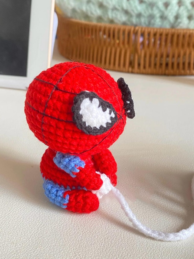 Spider-Man virkmönster, mönster för bilhänge, amigurumi superhjälte, virkad nyckelring, spegelberlock, nybörjarvirkning, plyschleksak, PDF bild 11
