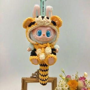 Modello per vestiti all'uncinetto di Labubu Tigro / Vestito fatto a mano di Labubu con gli amici di Winnie-the-Pooh / Vestito da seduto e in piedi di Labubu / Vestito da bambola di peluche