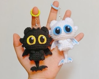 Ohnezahn Drache Häkelanleitung | Handgemachter gehäkelter Light Fury Drache PDF | Amigurumi Nachtdrache Taschenanhänger | Gehäkeltes Plüschi