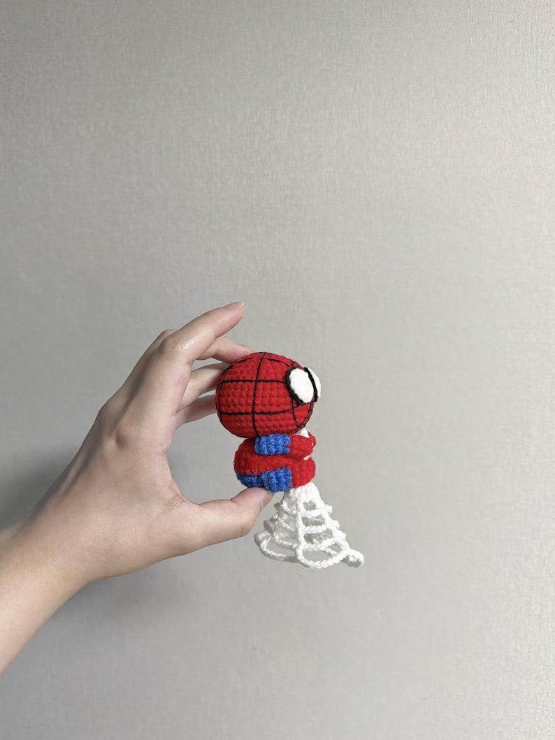 Spider-Man virkmönster, mönster för bilhänge, amigurumi superhjälte, virkad nyckelring, spegelberlock, nybörjarvirkning, plyschleksak, PDF bild 14