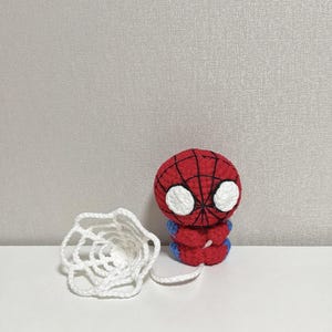 Spider-Man virkmönster, mönster för bilhänge, amigurumi superhjälte, virkad nyckelring, spegelberlock, nybörjarvirkning, plyschleksak, PDF bild 15
