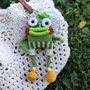Crochet Ugly Frog Pattern | Crochet Bogg Frog Bag Charm | Cute Froggy Toy | Handmade Animal Plushie Toy | Amigurumi Frog Keychain Pattern