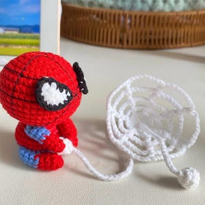 Spider-Man virkmönster, mönster för bilhänge, amigurumi superhjälte, virkad nyckelring, spegelberlock, nybörjarvirkning, plyschleksak, PDF bild 9