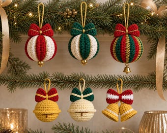 Könnte beinhalten: Sechs gehäkelte Weihnachtsanhänger, die an Tannenzweigen hängen. Die obere Reihe zeigt drei runde Kugeln in Rot-Weiß, Grün-Weiß und Rot-Grün mit goldenen Akzenten. Die untere Reihe enthält zwei glockenförmige Anhänger und ein Paar kleiner Glocken, alle mit gehäkelten Schleifen versehen.