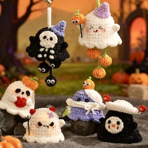 Puede incluir: Una colección de llaveros de ganchillo hechos a mano con temática de Halloween. Los llaveros presentan varios diseños de fantasmas y personajes espeluznantes, incluyendo fantasmas, esqueletos y diablos, con acentos de calabaza y murciélago. Los llaveros son de color blanco, negro, morado y naranja.