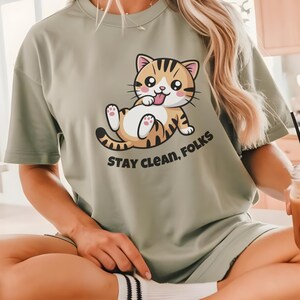 Bonita camiseta de gato kawaii con colores cómodos, camiseta gráfica de gatito regordete de dibujos animados, regalo para amantes de los gatos, camiseta unisex divertida de animales, estética pastel