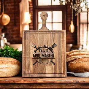 Grill Master Dad Cutting Board, BBQ Gift for Him, Walnut or Oak, Personalized Barbecue Tray, Father’s Day Gift, Personalized Gifts