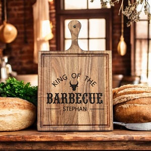 King of the Barbecue Cutting Board, Custom Grill Gift, Walnut or Oak, BBQ Tray, Personalized Gifts, Father&#39;s Day Gift, Charcuterie Board